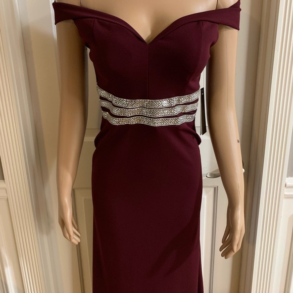 Women’s junior burgundy off- shoulder maxi length - Picture 4 of 11